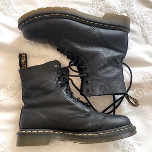 nearly perfect condition and very lightly worn! soft leather with no damage!